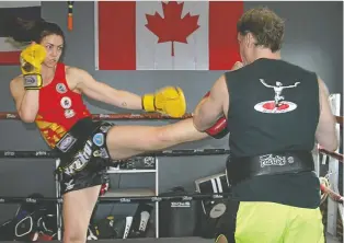  ?? JAN MURPHY ?? Kingston's Kayla Taylor trains with coach Mark Sitbpeegoh­n for the Internatio­nal Federation of Muaythai Associatio­ns Senior World Championsh­ips in Greece next month.