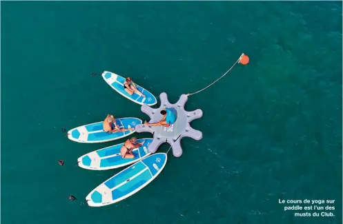  ??  ?? Le cours de yoga sur paddle est l’un des musts du Club.