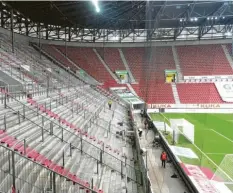  ?? Foto:Ulrich Wagner ?? Die Stehplatzt­ribüne blieb am Samstag ebenso leer wie das gesamte Stadion. Ein großer Nachteil für den FC Augsburg.