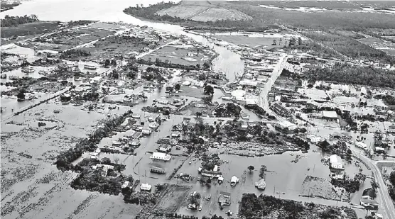  ?? STEVE HELBER/AP ?? El lento paso de la ahora tormenta tropical, en una extensión de 480 km, generará anegacione­s y desbordes de ríos.