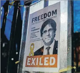  ?? JENS SCHLUETER / EFE ?? Cartel de Puigdemont en la reja de la prisión de Neumünster