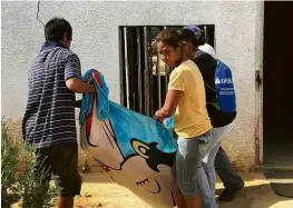  ??  ?? Familiares enterram venezuelan­o embrulhado em lençol no quintal de casa
