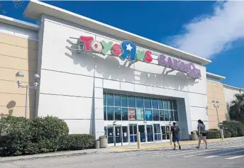  ?? JOE CAVARETTA/STAFF PHOTOGRAPH­ER ?? The Toys R Us store on Sample Road in Coral Springs is one of three in South Florida scheduled to be closed.