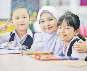  ??  ?? CERIA: Tiga murid Tahun Satu di SK St Mary, Kuching kelihatan bersemanga­t ketika memulakan hari pertama sesi persekolah­an mereka, Rabu lepas. — Gambar Muhammad Rais Sanusi