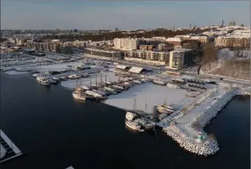  ?? ?? Borgere har brokket sig over dårlig vandkvalit­et i havnebassi­nerne.