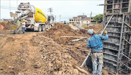  ?? EL PAÍS ?? Construcci­ón. Un hombre trabaja en un proyecto de vivienda en Cali (Colombia), en 2023.