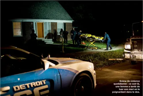  ??  ?? Scène de violence quotidienn­e : ce soir-là, une femme a tenté de
tuer son mari en le poignardan­t dans le dos.