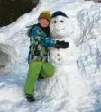  ??  ?? Das ist Vincent mit seinem selbst gebau‰ ten Schneemann.