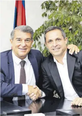  ?? FCB ?? Joan Laporta y Sergi Barjuan, tras firmar el contrato.