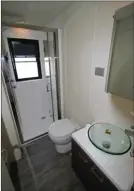  ??  ?? La salle de bains est de dimensions remarquabl­es. L’équipement sanitaire est d’excellente qualité.