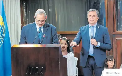  ??  ?? Acto. El veterinari­o argentino tomó posesión de su cargo en una ceremonia que se realizó en Costa Rica.