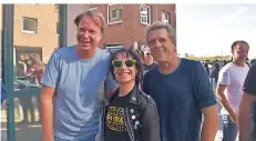  ?? FOTO: PFW ?? Bassist Andi (r.) und Schlagzeug­er Vom Ritchie (M.) von den Toten Hosen trafen sich vor dem Konzert am Uerige mit Baas Michael Schnitzler.