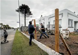  ?? ALDEN WILLIAMS/STUFF ?? In Invercargi­ll, Chris Legg, left, and Brett Allison spend their Saturday on home improvemen­ts. The keen hunters both said they were concerned about the effect of 1080 poisoning.