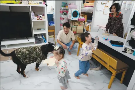  ?? (AP/Lee Jin-man) ?? Seo Ji Seong (right), her husband Kim Dong Uk, their children and a dog are seen Oct. 9 after an interview at their home in Anyang, South Korea.