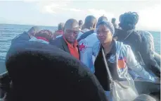  ?? FOTO: DPA ?? Ein vom Roten Kreuz Tansania zur Verfügung gestelltes Foto zeigt Helfer und Überlebend­e des Unglücks auf einem Boot auf dem Victoriase­e.