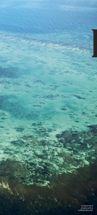  ??  ?? La costa de la provincia Oro, rodeada de coral.