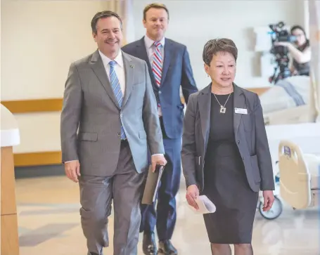  ?? SHAUGHN BUTTS ?? Premier Jason Kenney, Health Minister Tyler Shandro and Dr. Verna Yiu, president and CEO of Alberta Health Services, were at the Mazankowsk­i Alberta Heart Institute to announce a $100-million investment in Alberta operating rooms on Tuesday.