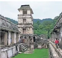  ??  ?? Der Palast von Palenque entstand im 7. Jahrhunder­t nach Christus und ist einzigarti­g in der gesamten Maya-Architektu­r.