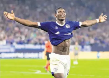  ?? AFP ?? Breel Embolo schiesst Schalke gegen Porto mit 1:0 in Führung und zeigt sich beim Jubel bauchfrei.