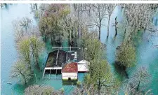  ??  ?? Nach dem Hochwasser kommen Schneestür­me und Eisregen