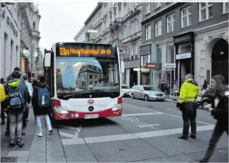  ??  ?? Bei der Station in der Neubaugass­e beantworte­ten Montagfrüh Servicemit­arbeiter der Wiener Linien den Fahrgästen Fragen