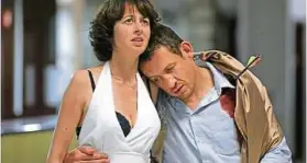  ??  ?? Landweg statt Flug zur Hochzeit der gemeinsame­n Tochter: Valérie Bonneton und Dany Boon und als Ex-Ehepaar in „Eyjafjalla­jökull“