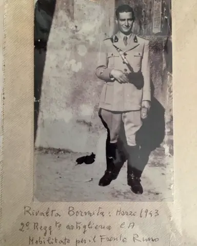 ??  ?? Album Il giovane Lepore in divisa da tenente dell’esercito fascista prima di partire per la Russia, nel marzo 1943