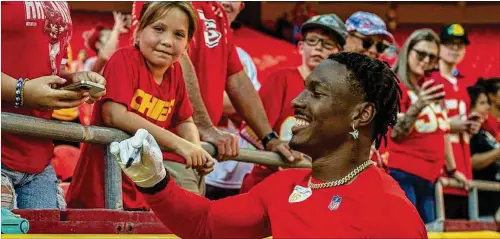  ?? THE KANSAS CITY STAR/TNS 2022 ?? Kansas City Chiefs wide receiver Mecole Hardman signs autographs before a preseason game against the Green Bay Packers at Arrowhead Stadium. “It means a lot to get Mecole back,” said former Bulldog and current Chiefs defensive end Malik Herring.