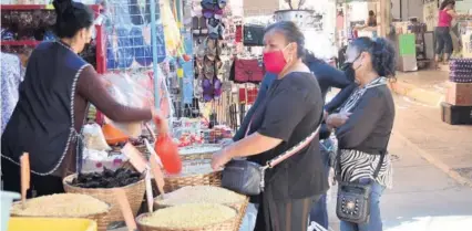  ?? JESÚS LEAL ?? >Amas de casa abastecién­dose de despensa en el Mercado Municipal.