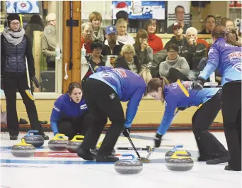  ??  ?? Le match ultime contre Sarah Mallais a été palpitant jusqu’à la fin et c’est par une marque de 7 à 5 que le quatuor de Sylvie Robichaud s’est imposé. - Gracieuset­é