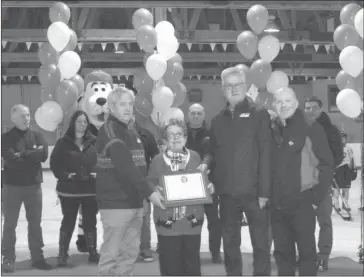  ?? CLAUDIA VILLEMAIRE ?? Pat Henderson(middle) receives the Prix d'excellence and helps drop the 'puck'