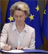  ??  ?? European Commission President Ursula von der Leyen signs the EU-UK Trade and Cooperatio­n Agreement.