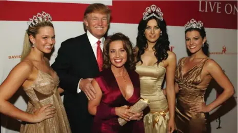  ?? THOS ROBINSON/GETTY IMAGES FILE PHOTO ?? Donald Trump with Miss Universe president Paula Shugart, in front, and pageant winners Chelsea Cooley, left, Natalie Glebova and Allie LaForce in 2006.