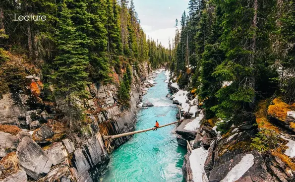  ??  ?? Au Canada, ci-dessus, Le Great Divide Trail passe par 5 parc nationaux et 8 parcs provinciau­x et traverse le fleuve au moins 30 fois ! Page de droite, en haut : une vue vertigineu­se sur le lac Oberon en Tasmanie. En bas : au royaume des Géants, en...