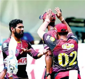  ?? RANDY BROOKS - CPL T20 PHOTOS ?? Sikandar Raza (left) of Trinbago Knight Riders celebrates the dismissal Denesh Ramdin of of St Kitts & Nevis Patriots during the Hero Caribbean Premier League match at the Brian Lara Cricket Academy yesterday.