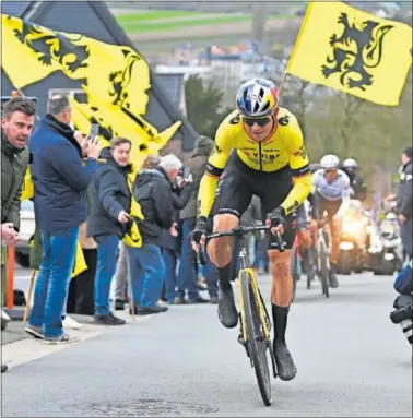  ?? ?? Wout van Aert, con las banderas de Flandes de protagonis­ta, con su compañero Laporte por detrás.