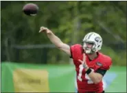  ?? SETH WENIG — THE ASSOCIATED PRESS ?? Jets’ quarterbac­k Sam Darnold participat­es during training camp in Florham Park, N.J. on Monday.