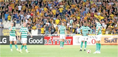  ?? — Gambar AFP ?? PARA pemain Celtic kecewa selepas AEK menjaringk­an gol kedua pada perlawanan diStadium Olimpik Athens, Greece kelmarin.