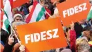  ??  ?? Fidesz-Anhänger mit Parteilogo bei einer Wahlkampfk­undgebung im 2018 in der ungarische­n Stadt Szekesfehe­rvar