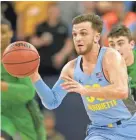  ?? MIKE DE SISTI / MILWAUKEE JOURNAL SENTINEL ?? Marquette guard Andrew Rowsey had 29 points and nine assists against Oregon on Sunday at the Al McGuire Center.