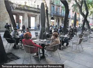  ??  ?? Terrazas amenazadas en la plaza del Bonsuccès.