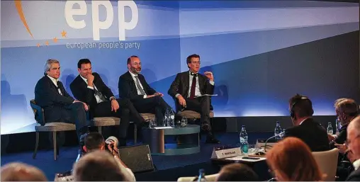  ?? EFE ?? Alberto Núñez Feijóo, ayer en Lisboa, junto a Manfred Weber, presidente del PP Europeo; Luís Montenegro, líder del PSD portugués; y Nuno Melo, del CDS-PP luso.