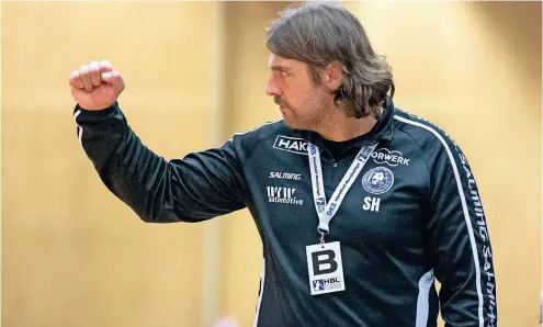  ??  ?? Energiegel­aden: Sebastian Hinze, der Trainer des Handball-Zweitligis­ten Bergischer HC.