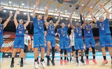  ??  ?? Apic, Vega, Lima, Alonso, McFadden, Rivero y Bieshaar celebran la victoria del Burgos ante el Madrid.