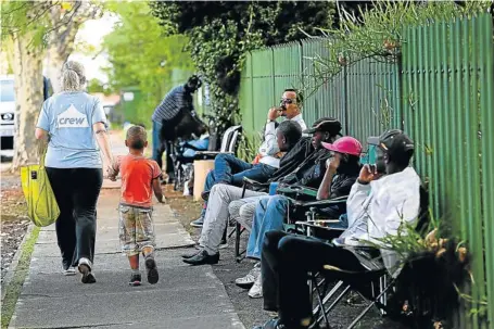  ?? Picture: ALON SKUY ?? LONG WAIT: So popular is Parkview Junior School in Johannesbu­rg that parents pay to wait in a queue to apply early for places in 2014