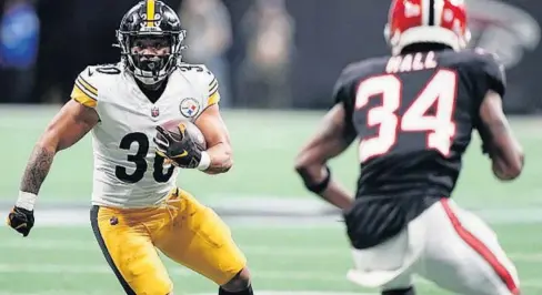  ?? FOTO: AP ?? Jaylen Warren, de Steelers, corre con el balón para trascender yardas.