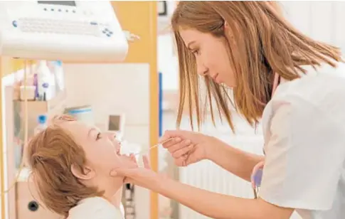  ?? // ABC ?? Una sanitaria examina la garganta de un niño en el Reino Unido