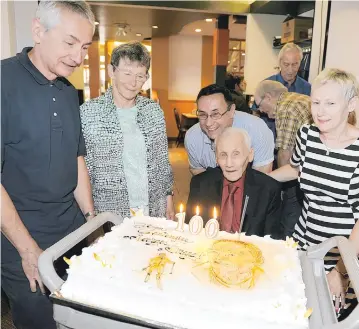  ??  ?? Georges Girard a fêté son centenaire hier entouré des membres de sa famille et de ses amis.