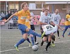  ?? RP-FOTO: KNAPPE ?? Phil Spillmann (l.) erzielte in Nettetal den einzigen Treffer für die Ratinger – es war zu wenig.