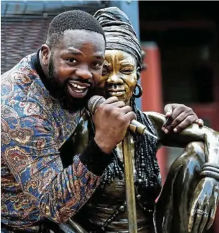  ?? /MOELETSI MABE ?? Bongani Fassie, a musician and producer, with his late mother, the superstar Brenda Fassie.